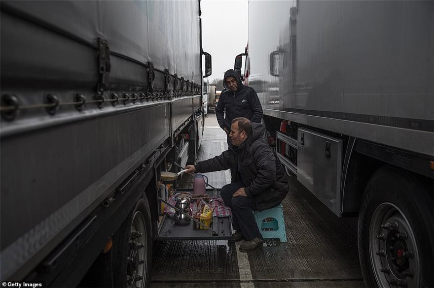 Σε κατάσταση πολιορκίας η Βρετανία: Νέο ρεκόρ κρουσμάτων, ανησυχία για τα τρόφιμα - Φωτογραφία 7