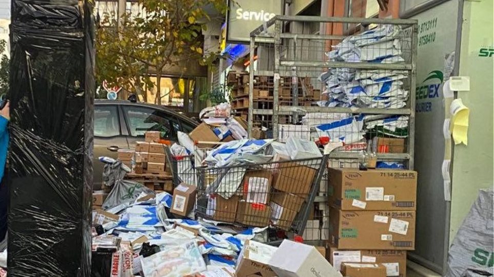 Άγιος Δημήτριος: Εικόνες χάους έξω από εταιρεία ταχυμεταφορών - Δέματα σαν... σκουπίδια! - Φωτογραφία 1