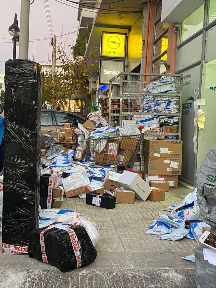 Άγιος Δημήτριος: Εικόνες χάους έξω από εταιρεία ταχυμεταφορών - Δέματα σαν... σκουπίδια! - Φωτογραφία 2