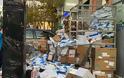 Άγιος Δημήτριος: Εικόνες χάους έξω από εταιρεία ταχυμεταφορών - Δέματα σαν... σκουπίδια!