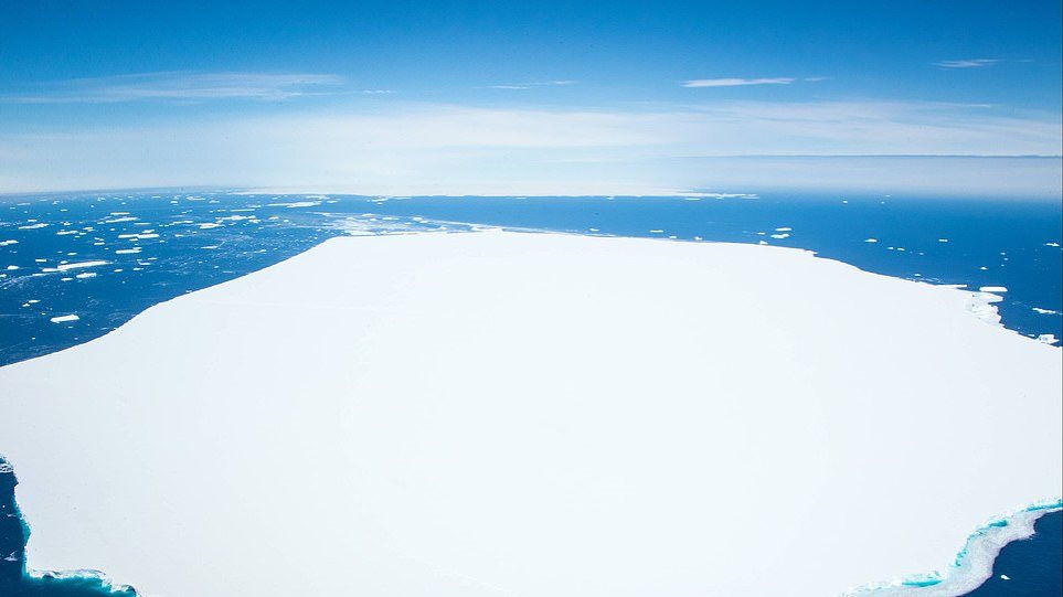 Απίστευτο θέαμα στον Νότιο Ατλαντικό: Γιγαντιαίο παγόβουνο σπάει σε κομμάτια - Φωτογραφία 1