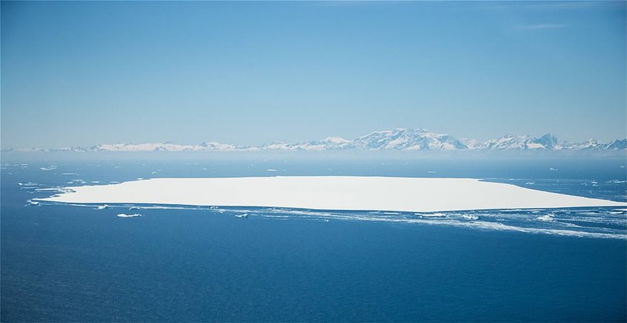 Απίστευτο θέαμα στον Νότιο Ατλαντικό: Γιγαντιαίο παγόβουνο σπάει σε κομμάτια - Φωτογραφία 2
