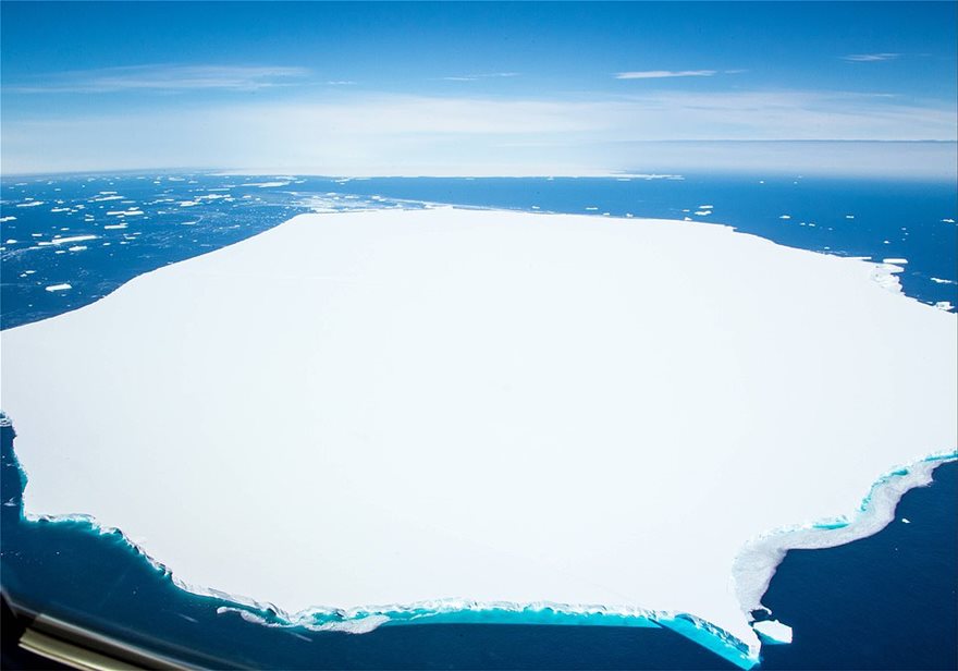 Απίστευτο θέαμα στον Νότιο Ατλαντικό: Γιγαντιαίο παγόβουνο σπάει σε κομμάτια - Φωτογραφία 5