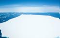 Απίστευτο θέαμα στον Νότιο Ατλαντικό: Γιγαντιαίο παγόβουνο σπάει σε κομμάτια - Φωτογραφία 1