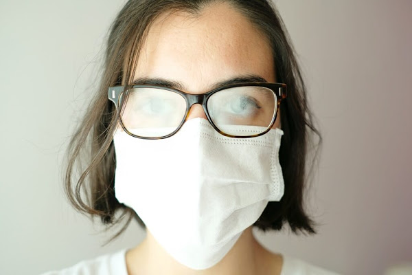 Το κόλπο γιατρού για να μην θολώνουν τα γυαλιά από την μάσκα - Φωτογραφία 1