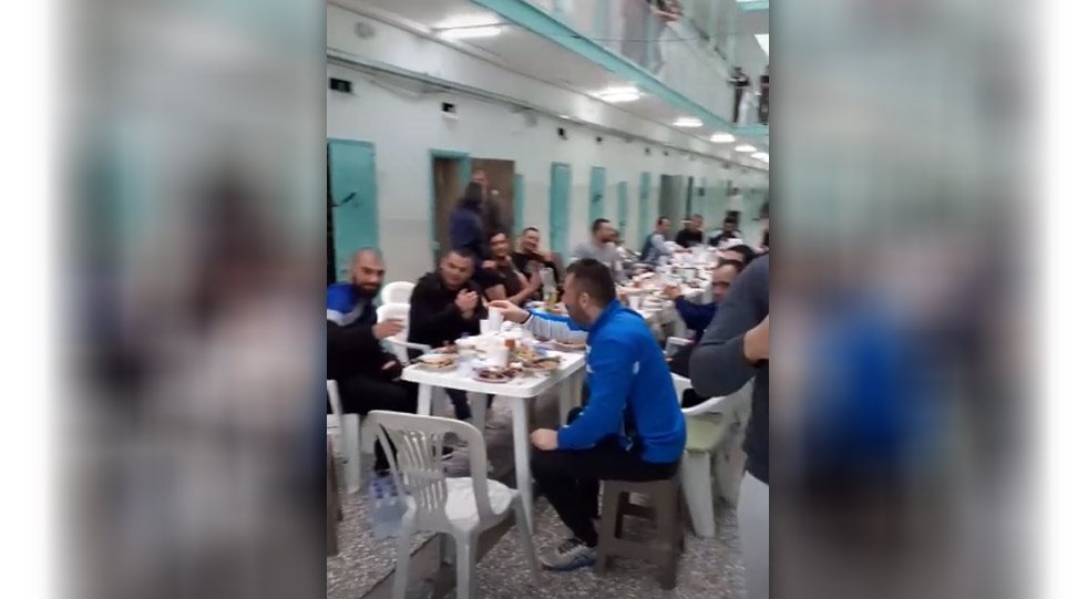 Βίντεο: Κρατούμενοι κάνουν πάρτι με Σφακιανάκη στον Κορυδαλλό - Φωτογραφία 1