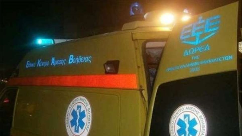 Νίκαια: Ασθενοφόρο συγκρούστηκε με μηχανή - Φωτογραφία 1