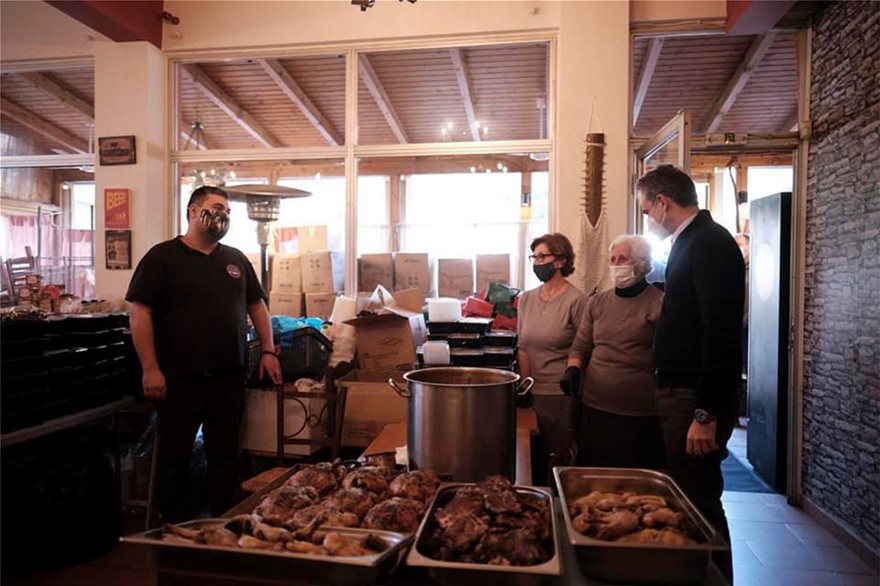 Φαγητό και δώρα σε κόσμο που το έχει ανάγκη μοίρασε ο πρωθυπουργός - Φωτογραφία 6