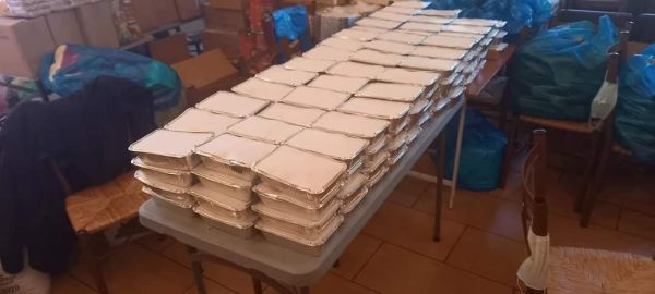 Ταβέρνα στο Κερατσίνι μοιράζει δωρεάν 800 μερίδες φαγητού ημερησίως. Όποιος μπορεί και θέλει μπορεί να ενισχύσει - Φωτογραφία 1