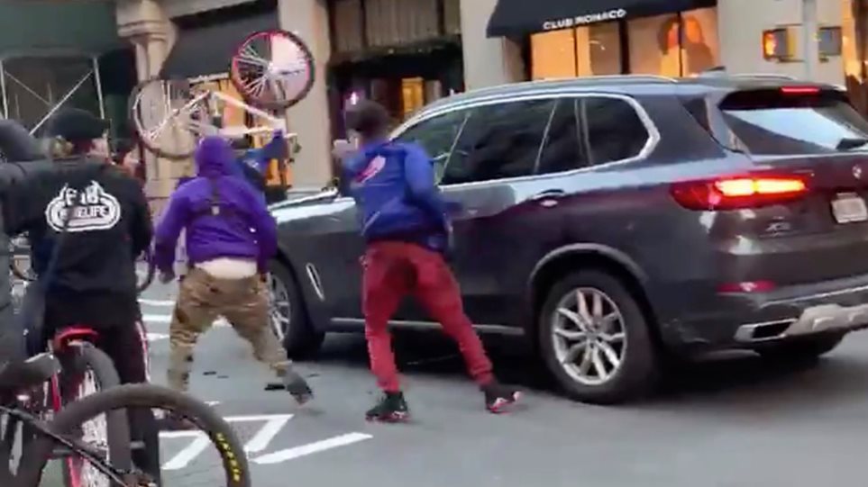 Συμμορία εφήβων με ποδήλατα επιτίθεται και κάνει «γυαλιά-καρφιά» BMW στο Μανχάταν - Φωτογραφία 1