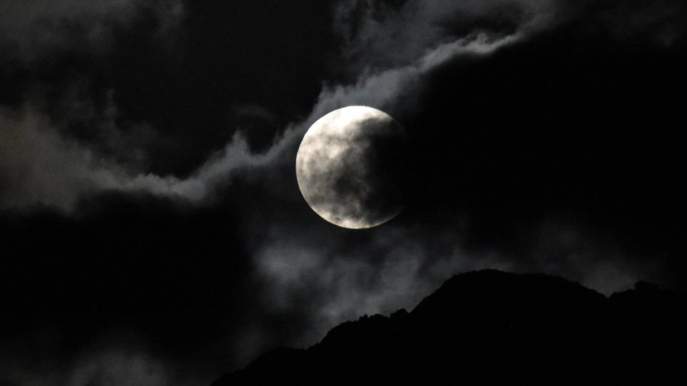 Φωτος: Η τελευταία πανσέληνος του έτους - Το 2020 κλείνει με το «παγωμένο φεγγάρι» - Φωτογραφία 1