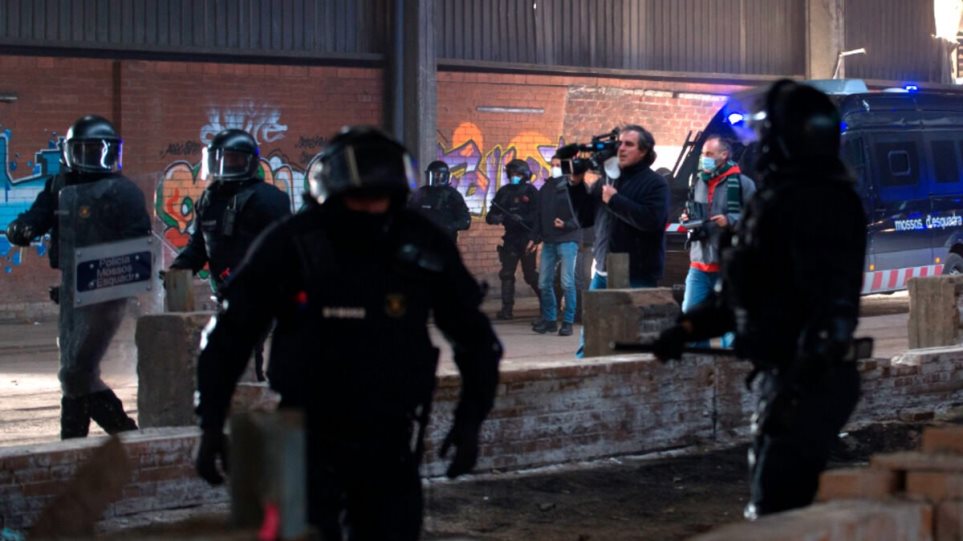 Η αστυνομία διέλυσε παράνομο ρέιβ πάρτι που διεξαγόταν για 40 ώρες έξω από τη Βαρκελώνη - Φωτογραφία 1