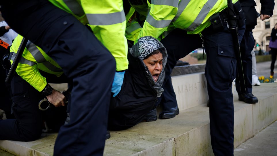 Κύμα οργής στο Λονδίνο κατά του lockdown: Πόλεμος με την αστυνομία και συλλήψεις - Φωτογραφία 1