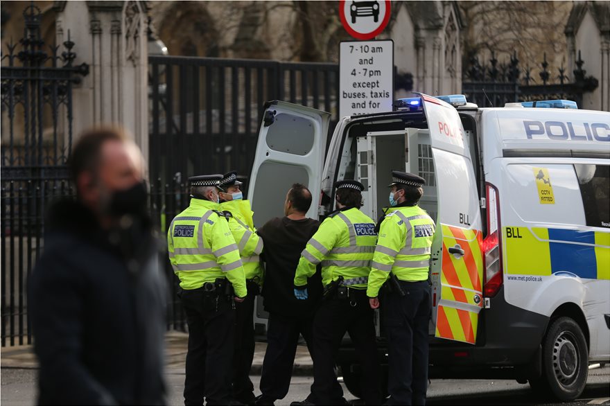 Κύμα οργής στο Λονδίνο κατά του lockdown: Πόλεμος με την αστυνομία και συλλήψεις - Φωτογραφία 2