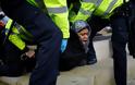 Κύμα οργής στο Λονδίνο κατά του lockdown: Πόλεμος με την αστυνομία και συλλήψεις