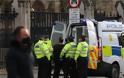 Κύμα οργής στο Λονδίνο κατά του lockdown: Πόλεμος με την αστυνομία και συλλήψεις - Φωτογραφία 2