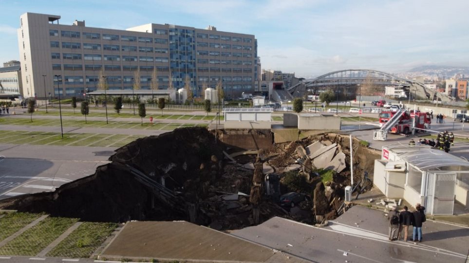 Νάπολη: Τεράστια τρύπα άνοιξε σε πάρκινγκ έξω από νοσοκομείο - Φωτογραφία 1