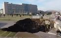 Νάπολη: Τεράστια τρύπα άνοιξε σε πάρκινγκ έξω από νοσοκομείο
