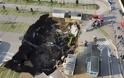 Νάπολη: Τεράστια τρύπα άνοιξε σε πάρκινγκ έξω από νοσοκομείο - Φωτογραφία 3