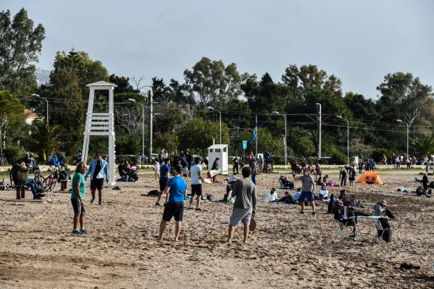 Reuters: Οι Έλληνες ξεφεύγουν από το lockdown για την παραλία, εξαιτίας της υψηλής θερμοκρασίας - Φωτογραφία 1