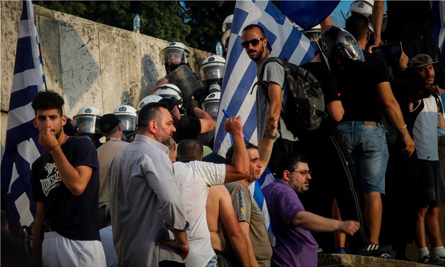 Πώς η ελληνική Βουλή δεν έγινε Καπιτώλιο – 10 περιστατικά που δεν... γράφτηκαν στην ιστορία - Φωτογραφία 10