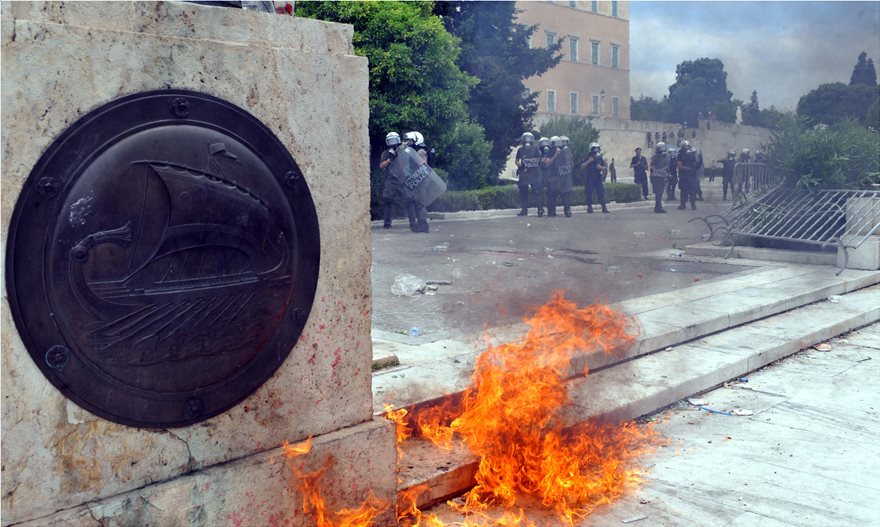 Πώς η ελληνική Βουλή δεν έγινε Καπιτώλιο – 10 περιστατικά που δεν... γράφτηκαν στην ιστορία - Φωτογραφία 12
