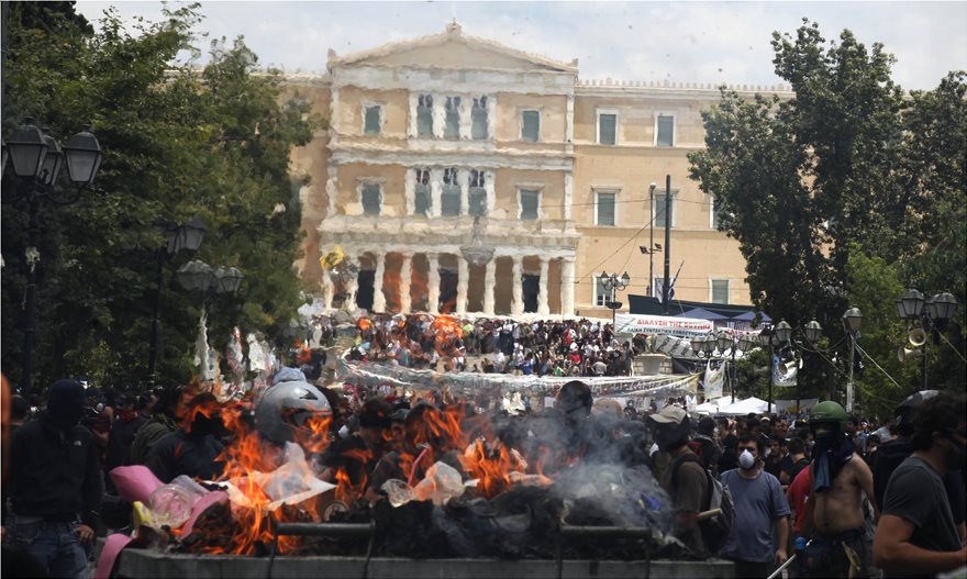 Πώς η ελληνική Βουλή δεν έγινε Καπιτώλιο – 10 περιστατικά που δεν... γράφτηκαν στην ιστορία - Φωτογραφία 13