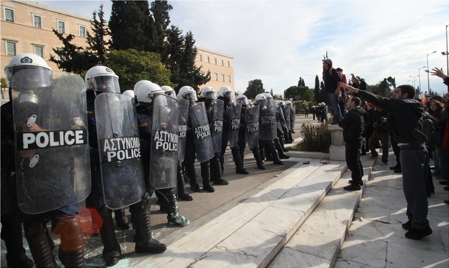 Πώς η ελληνική Βουλή δεν έγινε Καπιτώλιο – 10 περιστατικά που δεν... γράφτηκαν στην ιστορία - Φωτογραφία 15