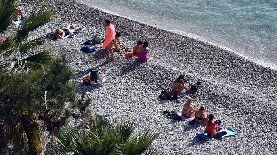 Reuters: Οι Έλληνες... τρέχουν στις παραλίες παρά το lockdown - Φωτογραφία 1