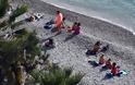 Reuters: Οι Έλληνες... τρέχουν στις παραλίες παρά το lockdown
