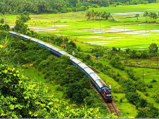 Στη  φωτογραφία τρένο διέρχεται από γραφικό σκηνικό στην Καρνατάκα και μαγεύει τους χρήστες του διαδικτύου. - Φωτογραφία 1