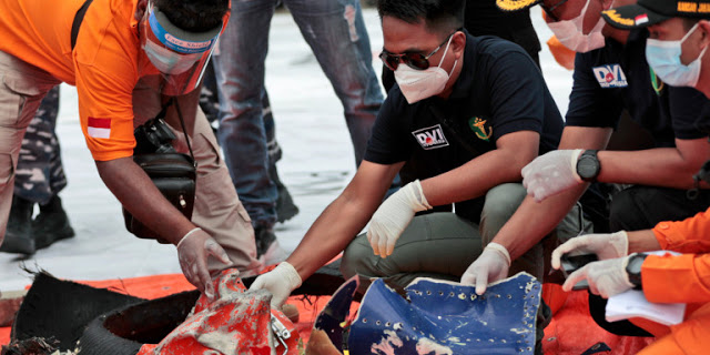Συντριβή αεροσκάφους στην Ινδονησία: Βρέθηκαν συντρίμμια και ανθρώπινα μέλη - Φωτογραφία 1