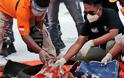 Συντριβή αεροσκάφους στην Ινδονησία: Βρέθηκαν συντρίμμια και ανθρώπινα μέλη