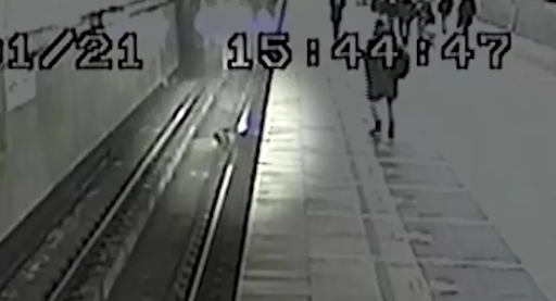 Οδηγός του μετρό της Μόσχας έσωσε εννιάχρονο αγόρι που έπεσε στις ράγες. - Φωτογραφία 1