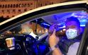 Θεσσαλονίκη: Ταξί... club προσφέρει ποτό και μουσική στους πελάτες εν μέσω πανδημίας