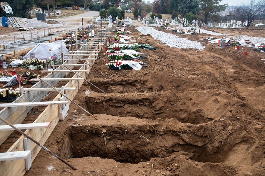 Συγκλονιστικό - Αμέτρητοι οι τάφοι για τα θύματα της πανδημίας - Φωτογραφία 2