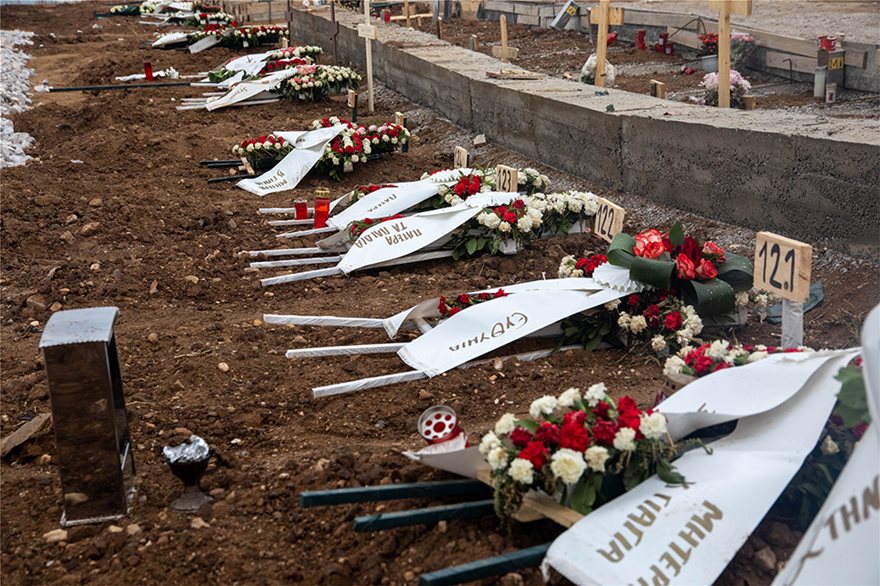 Συγκλονιστικό - Αμέτρητοι οι τάφοι για τα θύματα της πανδημίας - Φωτογραφία 4