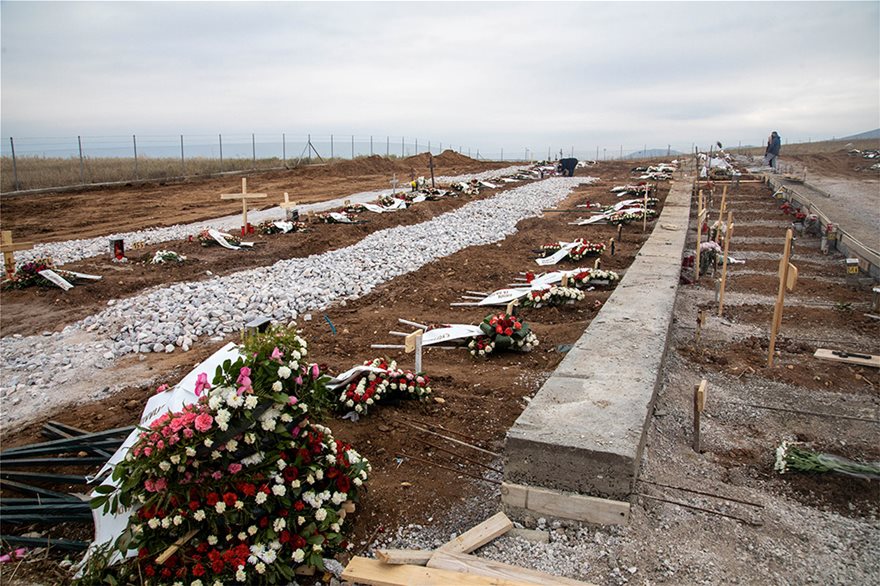 Συγκλονιστικό - Αμέτρητοι οι τάφοι για τα θύματα της πανδημίας - Φωτογραφία 5