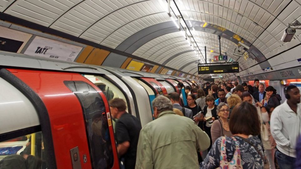 Απίστευτες εικόνες συνωστισμού στο μετρό του Λονδίνου - Φωτογραφία 1