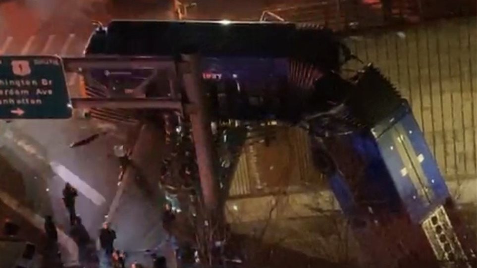 Νέα Υόρκη: Λεωφορείο με επιβάτες έπεσε από γέφυρα - Φωτογραφία 1