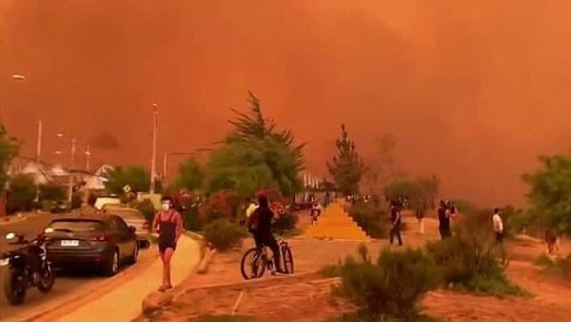 Ο ουρανός έγινε κόκκινος στην Χιλή εξαιτίας των πυρκαγιών (vids) - Φωτογραφία 1