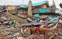 Ινδονησία: Στους 73 ο αριθμός των νεκρών από τον σεισμό των 6,2 βαθμών - Οι καταρρακτώδεις βροχές δυσκολεύουν τις έρευνες