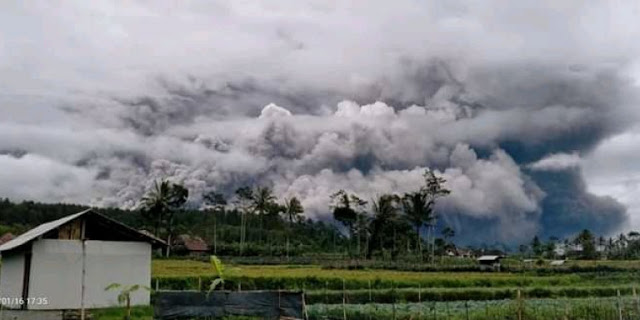 Εξερράγη το ηφαίστειο Σεμέρου στην Ινδονησία – Η τέφρα έφτασε σε ύψος τα 5 χιλιόμετρα - Φωτογραφία 1