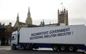 Brexit: Φορτηγά μεταφοράς θαλασσινών κατέκλυσαν τη Ντάουνινγκ Στριτ - Φωτογραφία 3