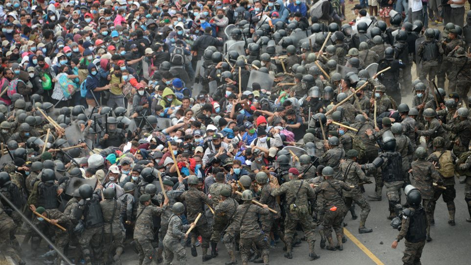 Γουατεμάλα: Η αστυνομία διέλυσε το καραβάνι των μεταναστών από την Ονδούρα - Φωτογραφία 1