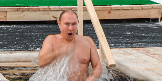 Οι Ρώσοι γιορτάζουν τα Θεοφάνια και ο Πούτιν βούτηξε στα παγωμένα νερά - Στους -20 βαθμούς Κελσίου - Φωτογραφία 1