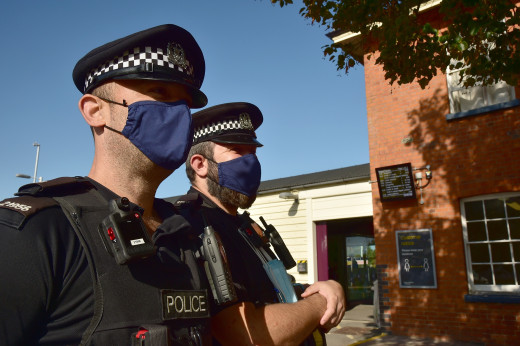 Κοροναϊός - Βρετανία: Έκαναν παράνομο πάρτι, είπαν ότι «δεν ήξεραν για την πανδημία» επειδή δεν βλέπουν ειδήσεις - Φωτογραφία 1