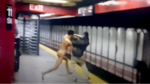 Σοκαριστικό: Γυμνός άνδρας έριξε επιβάτη στις ράγες του μετρό και σκοτώθηκε ο ίδιος. Βίντεο. - Φωτογραφία 1
