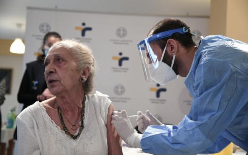 Θεσσαλονίκη: Πρώτη… δόση θετική για τους εμβολιασμούς στους ηλικιωμένους - Φωτογραφία 1