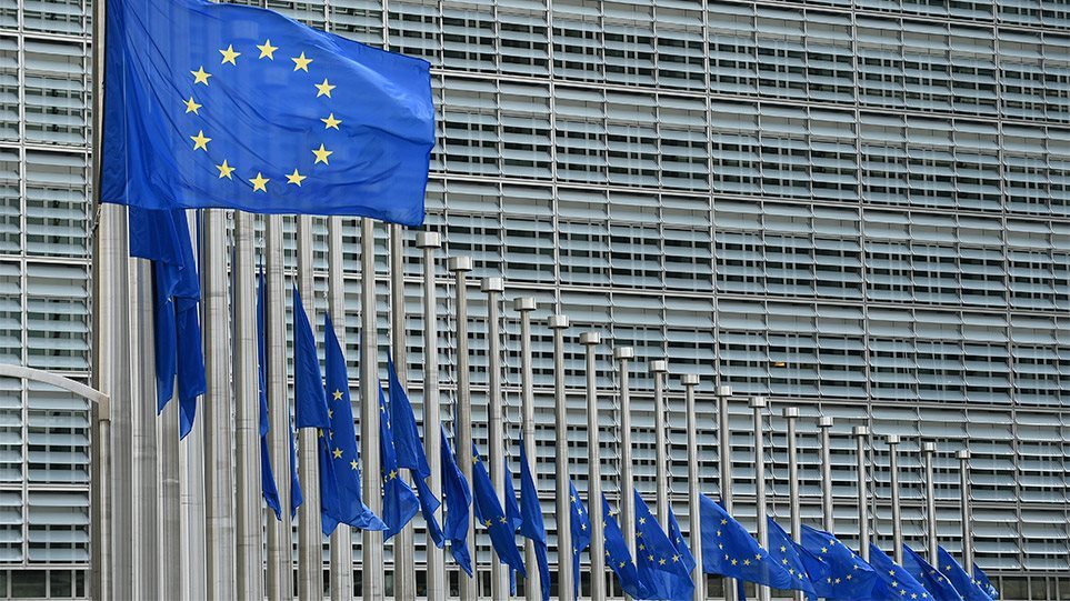 ΕΕ εξετάζει κλείσιμο συνόρων με τη Βρετανία εξαιτίας της μετάλλαξης κορωνοϊού - Φωτογραφία 1